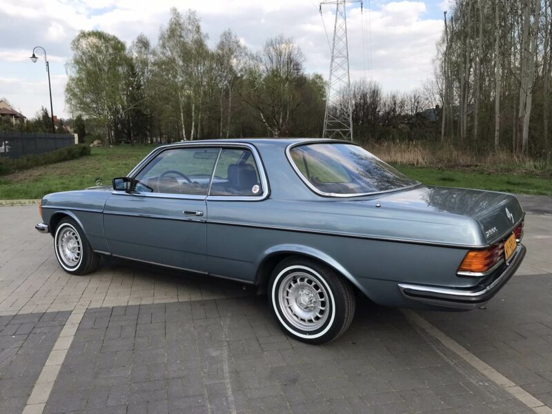 Sprzedam pięknego Mercedesa w123 coupe z silnikiem 2.3 benzyna - 1 seria z 1978 r., odrestaurowany