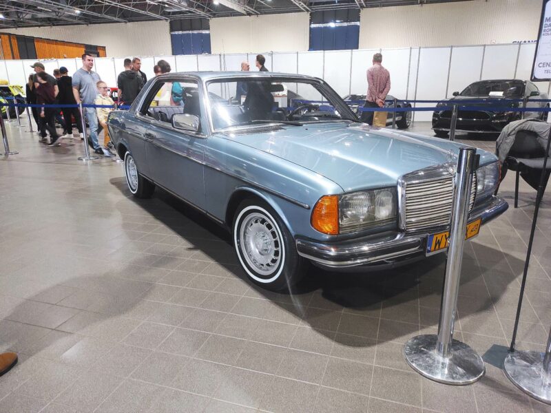 Sprzedam pięknego Mercedesa w123 coupe z silnikiem 2.3 benzyna - 1 seria z 1978 r., odrestaurowany